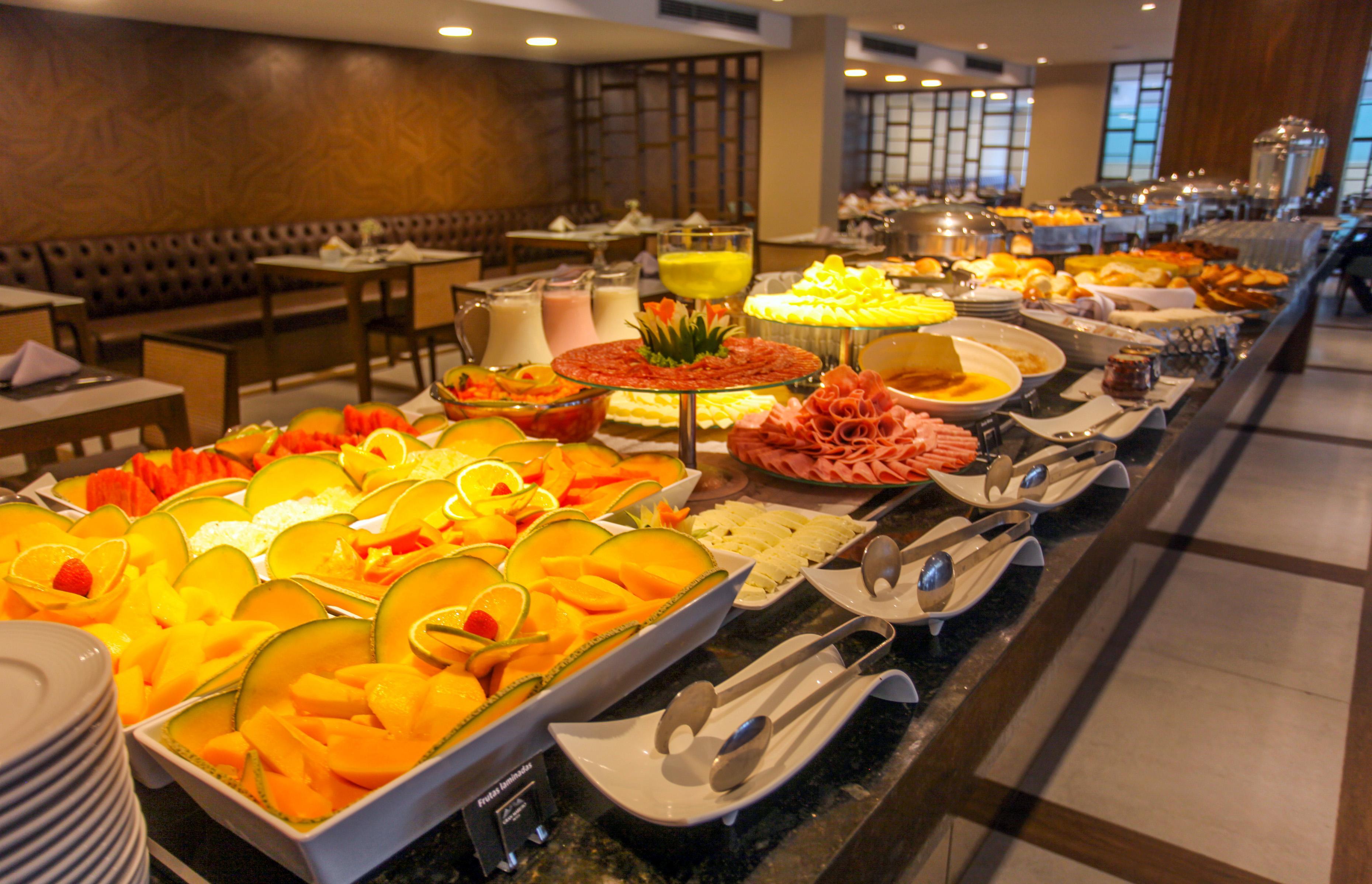 Gran Mareiro Hotel Fortaleza  Esterno foto A buffet at a hotel