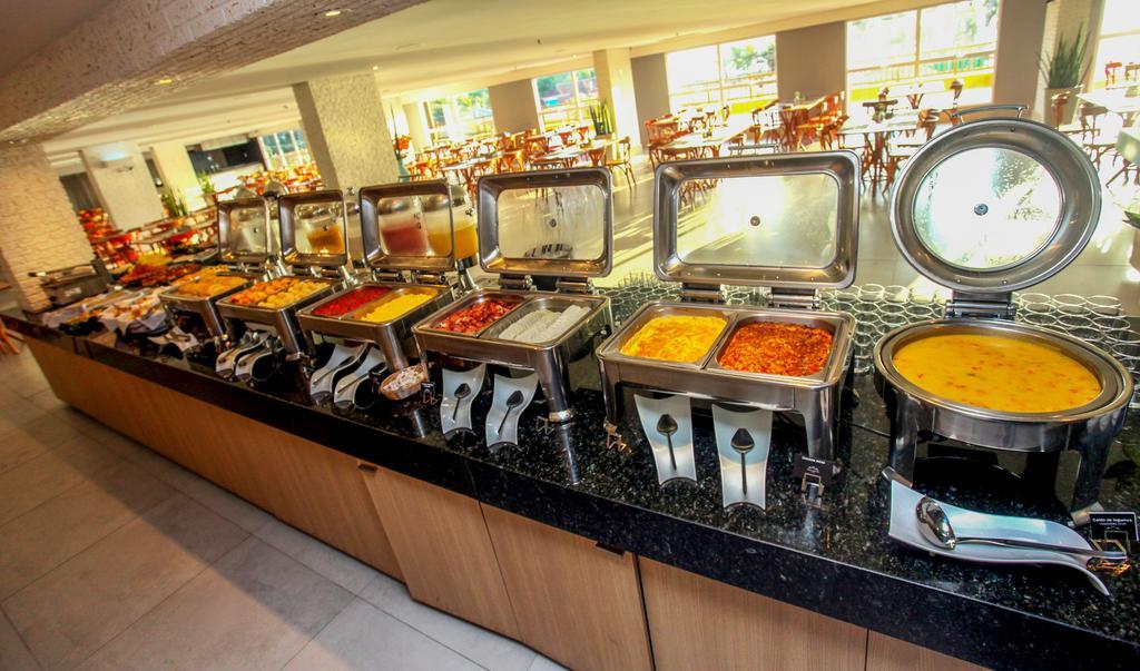 Gran Mareiro Hotel Fortaleza  Esterno foto A buffet at a hotel